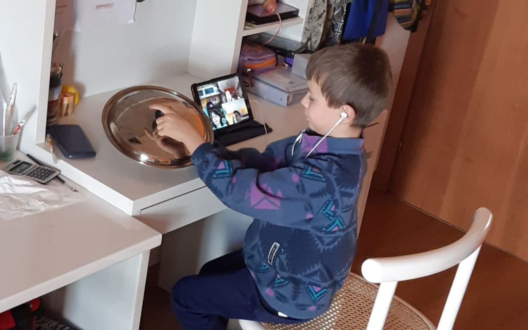 Primaria ‘a distanza’, nelle classi seconde risuona la musica che vince l’isolamento